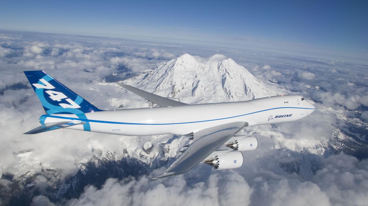 Un Boeing 747 sobrevuela las nubes