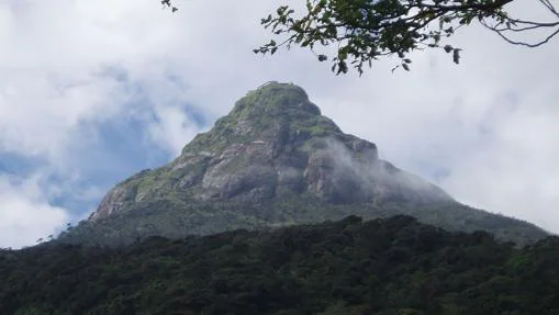 Con escalones infinitos, el pico de Adán es el principal destino de peregrinación de Sri Lanka