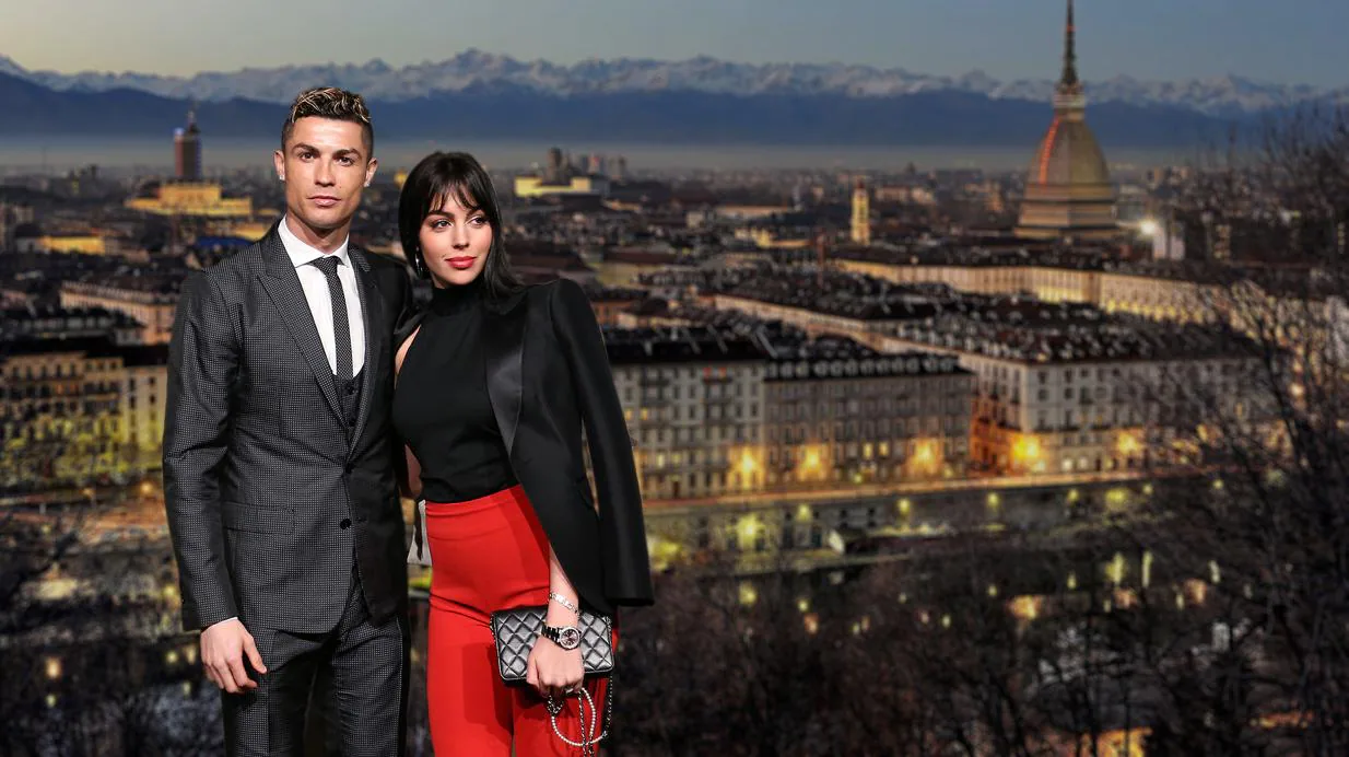 Cristiano Ronaldo y Georgina Rodríguez con el fondo (montaje fotográfico) de la ciudad de Turín