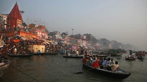 Benarés, a orillas del sagrado río Ganges, destaca por sus templos y palacios
