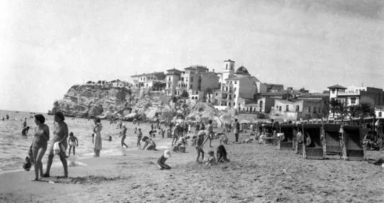La playa de Levante de Benidorm todavía permitía pasear por la orilla a finales de los años 50