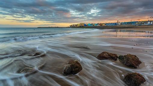 La arena negra y dorada se combinan en esta playa canaria