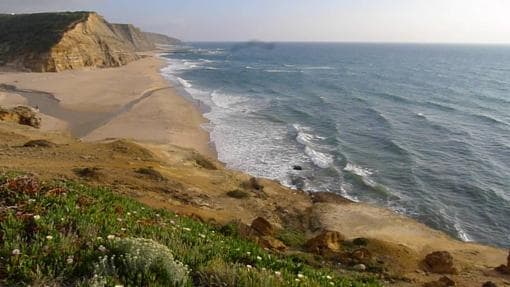 La Playa de São Julião posee un arenal muy extenso, que comienza a 8,5 kms de Ericeira y se prolonga hacia la localidad de Sintra, al sur