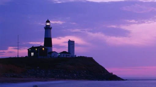 Un cielo color lavanda destaca el faro Montauk Point Light en Long Island