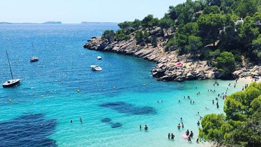 Las aguas turquesas de esta concurrida cala, ideales para tus fotografías