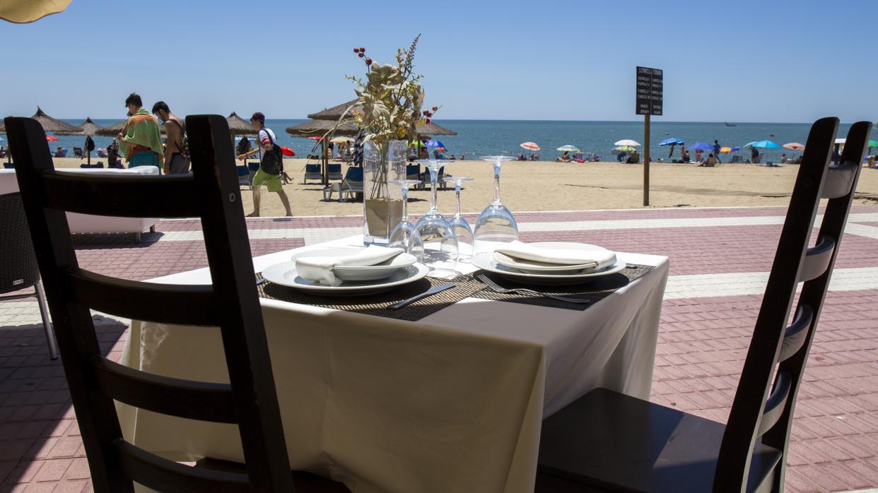 Una mesa a la espera de clientes en un restaurante de la playa