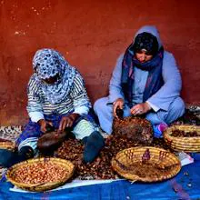 Mujeres bereberes machacando argán