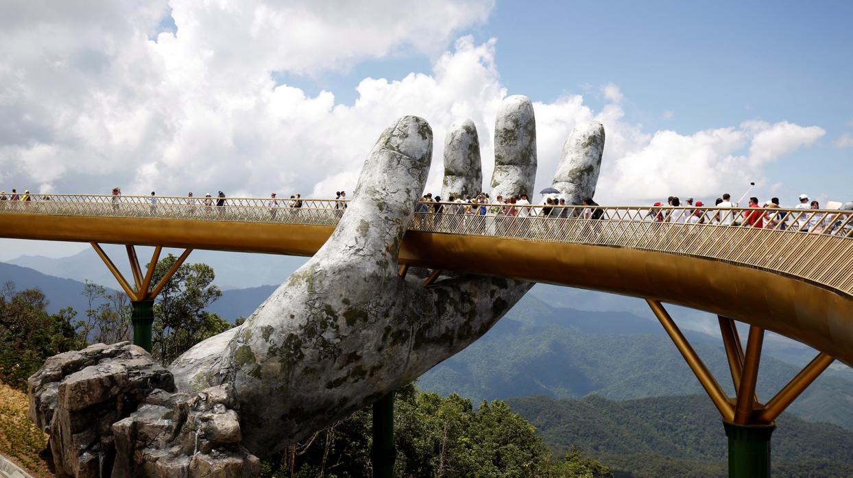 Puente construido sobre dos manos en las montañas de Ba Na, en el centro de Vietnam