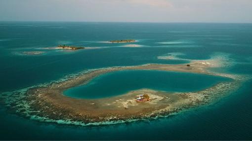 Las aguas turquesas y cristalinas bañan esta isla solitaria