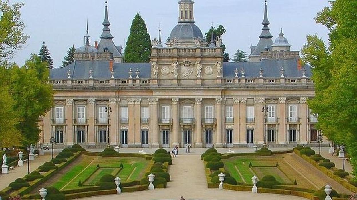 Los visitantes de la Granja se agolpan el 30 de agosto, día de San Luis, en la fuente central de los jardines del Palacio Real para ver su cascada de agua