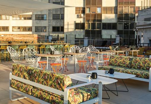 El «rooftop lounge», uno de los espacios más destacados de este hostal a unos pasos de la Gran Vía