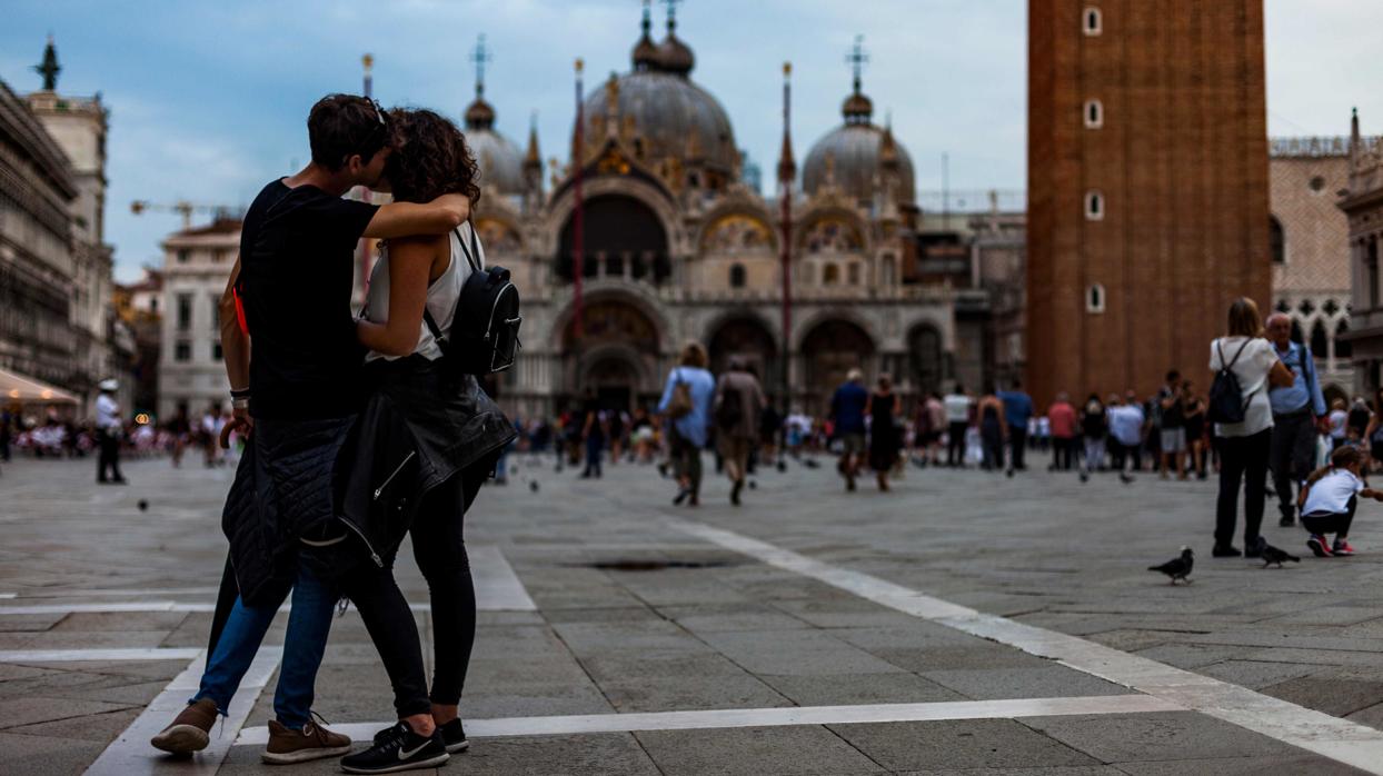 Dos turistas en la plaza de San Marcos, en Venecia, una de las ciudades más saturadas turísticamente del mundo