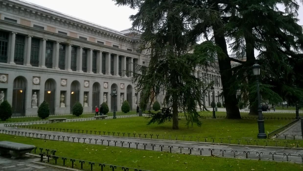 Paseo del Prado, con la fachada del museo en primer plano