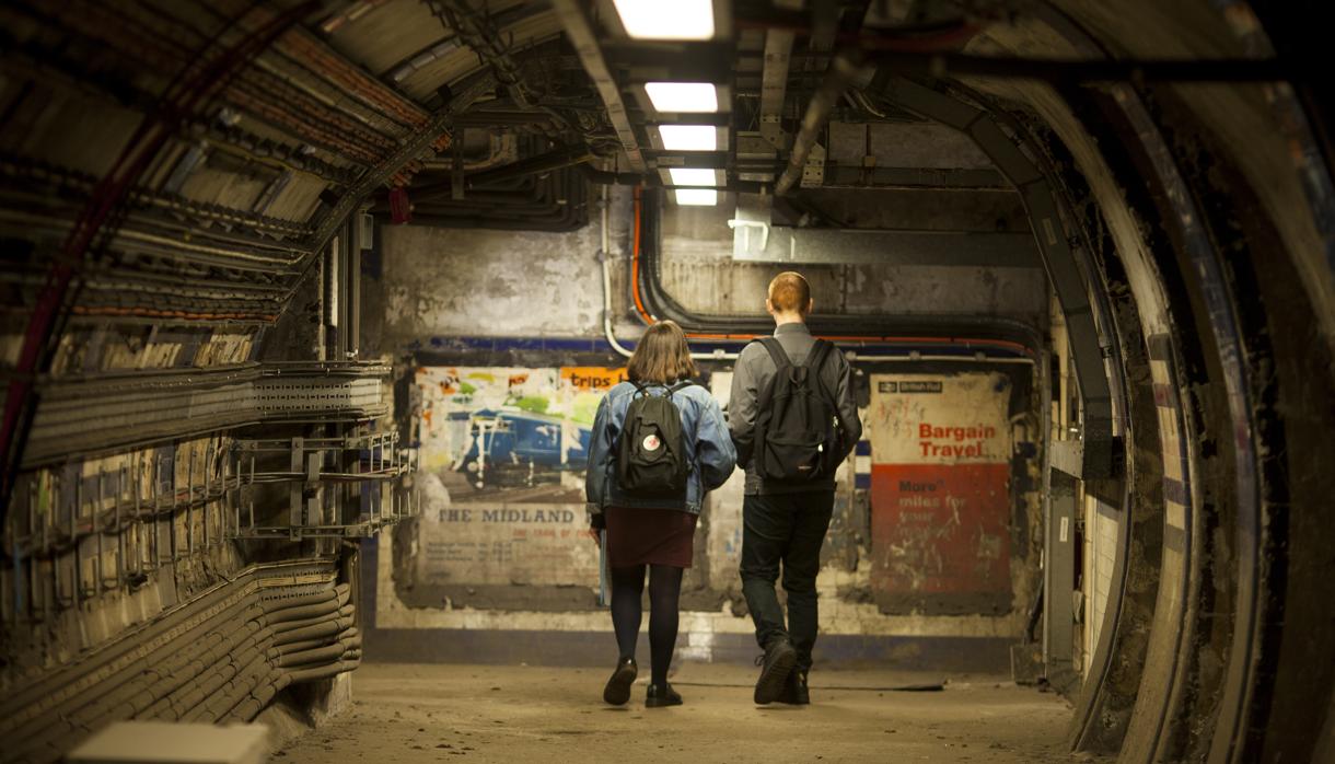 Dos turistas en las instalaciones abandonadas de Euston