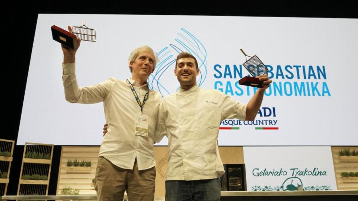 El parrillero Unai Paulis con el trofeo del IX Concurso Nacional de Parrilla celebrado en San Sebastian Gastronomika