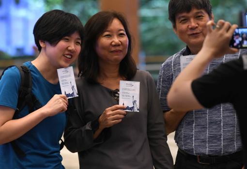 William Chua con su familia, todos pasajeros del vuelo SQ22, de Singapore Airlines