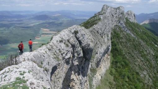 Sierra de Cantabria, también llamada sierra de Toloño. Cresta de peña León. A la derecha, vertiente de Álava, más humedad, y vegetación con boj y bosques; a la izda. La Rioja Alavesa