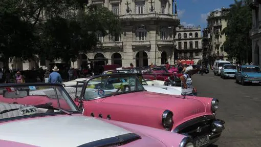 Coches típicos años 50 en La Habana