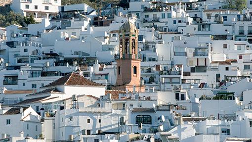 Vista de Cómpeta, con la torre de la iglesia de la Asunción