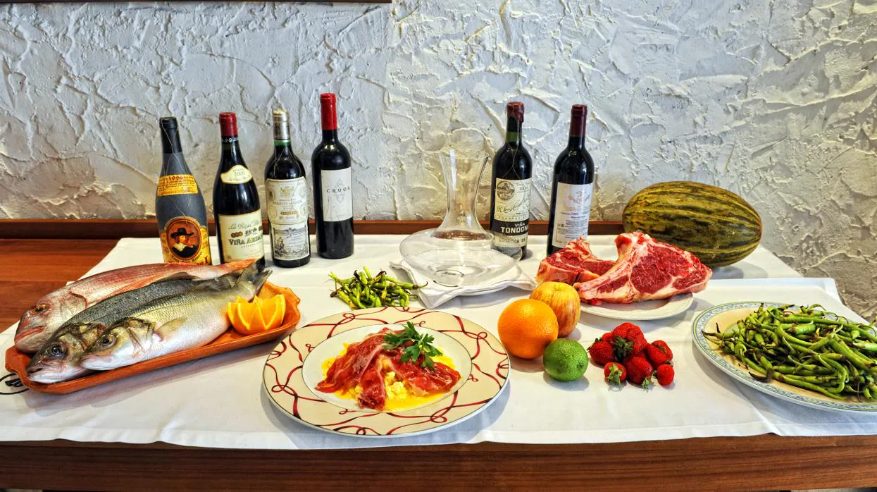Mesa con productos gastronómicos de la provincia de Málaga
