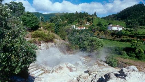 Aguas volcánicas y tierra humeante en las Furnas (Azores)