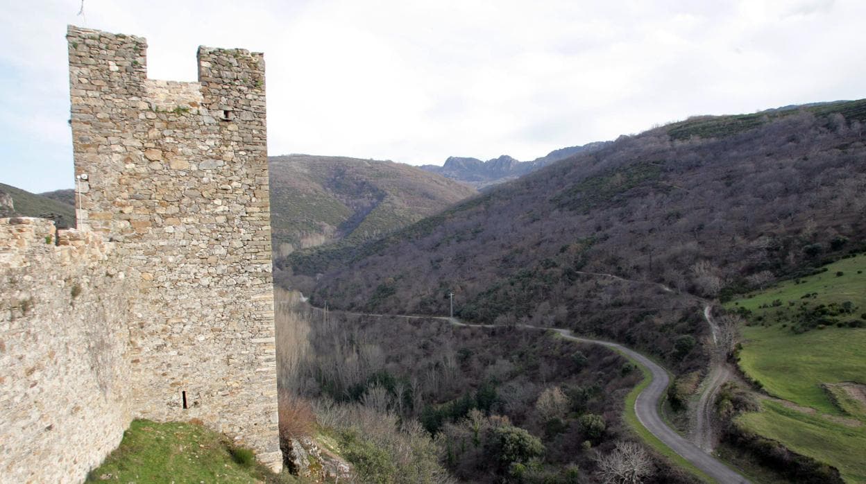 Castillo de Cornatel (León) junto al que pasa el Camino de Invierno (a la derecha )