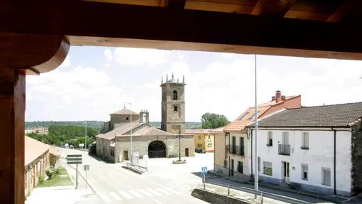 Vista del Santuario de la Virgen de la Carballeda desde el albergue de peregrinos, en Rionegro del Puente (Zamora)