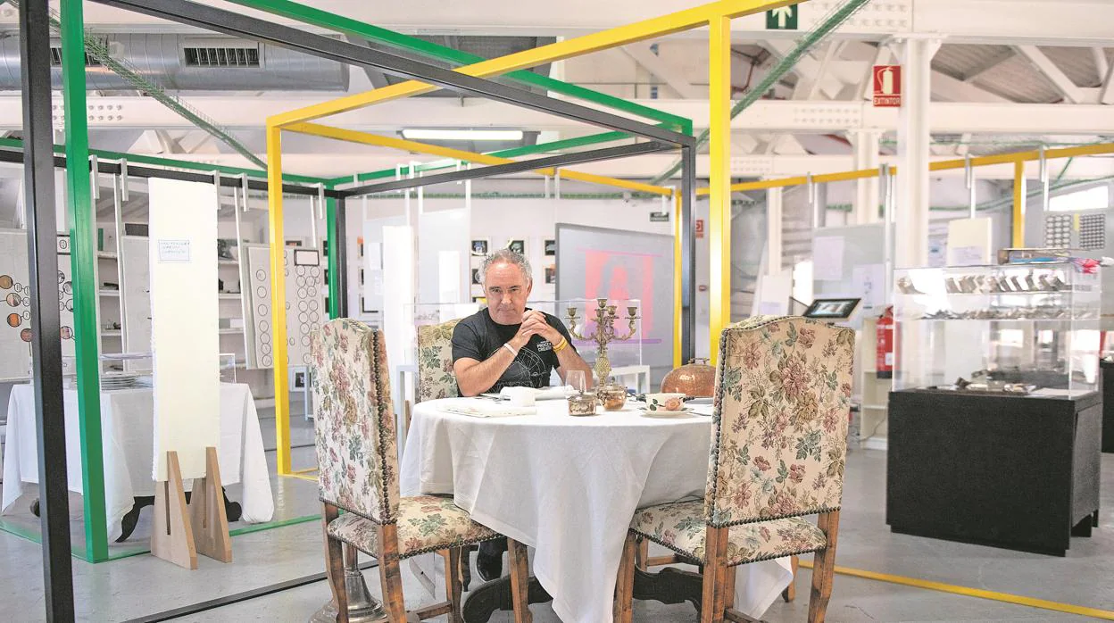 Bulli Fundation. Ferran Adrià posa en el espacio que ha creado en Barcelona para estudiar los orígenes y el futuro de la gastronomía mundial.