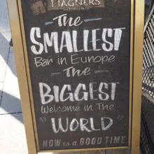El bar más pequeño de Europa, la bienvenida más grande del mundo