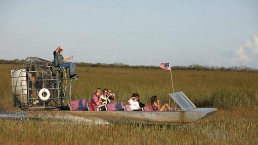 Un grupo de turistas disfruta de un paseo bote de aire por las aguas pantanosas del Parque Nacional de los Everglades, en Florida