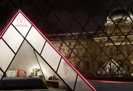 Dormir en la pirámide del Louvre, un sueño que se puede hacer realidad