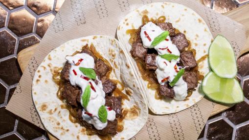 Ternera cocinada al vacío durante 12 horas, con salsa de Tzatziki , chile habanero y pepino