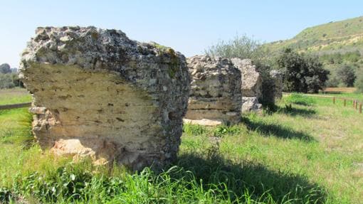 Restos del acueducto romano hacia Itálica
