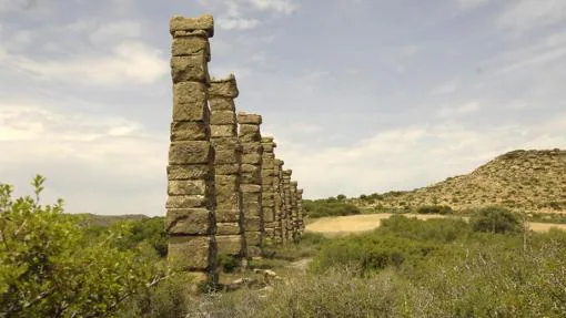 Algunos pilares del acueducto de Los Bañales