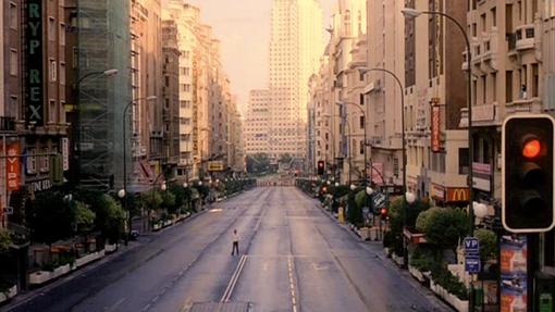 La Gran Vía de Madrid, extrañamente vacía en «Abre los ojos»