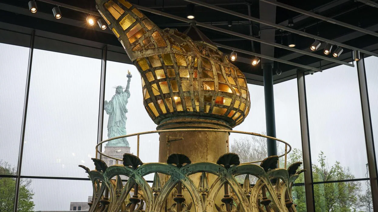 Una versión restaurada de la antorcha original de la Estatua de la Libertad en el nuevo Museo de la Estatua de la Libertad