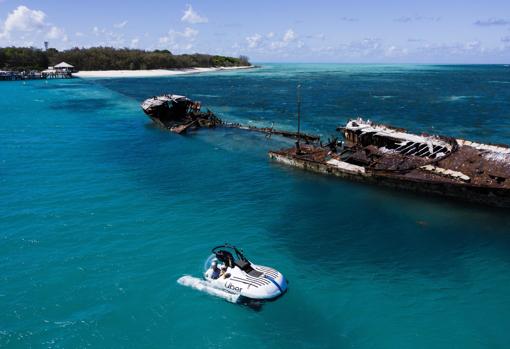El vehículo de Uber junto a un barco oxidado y encallado en la Gran Barrera de Coral
