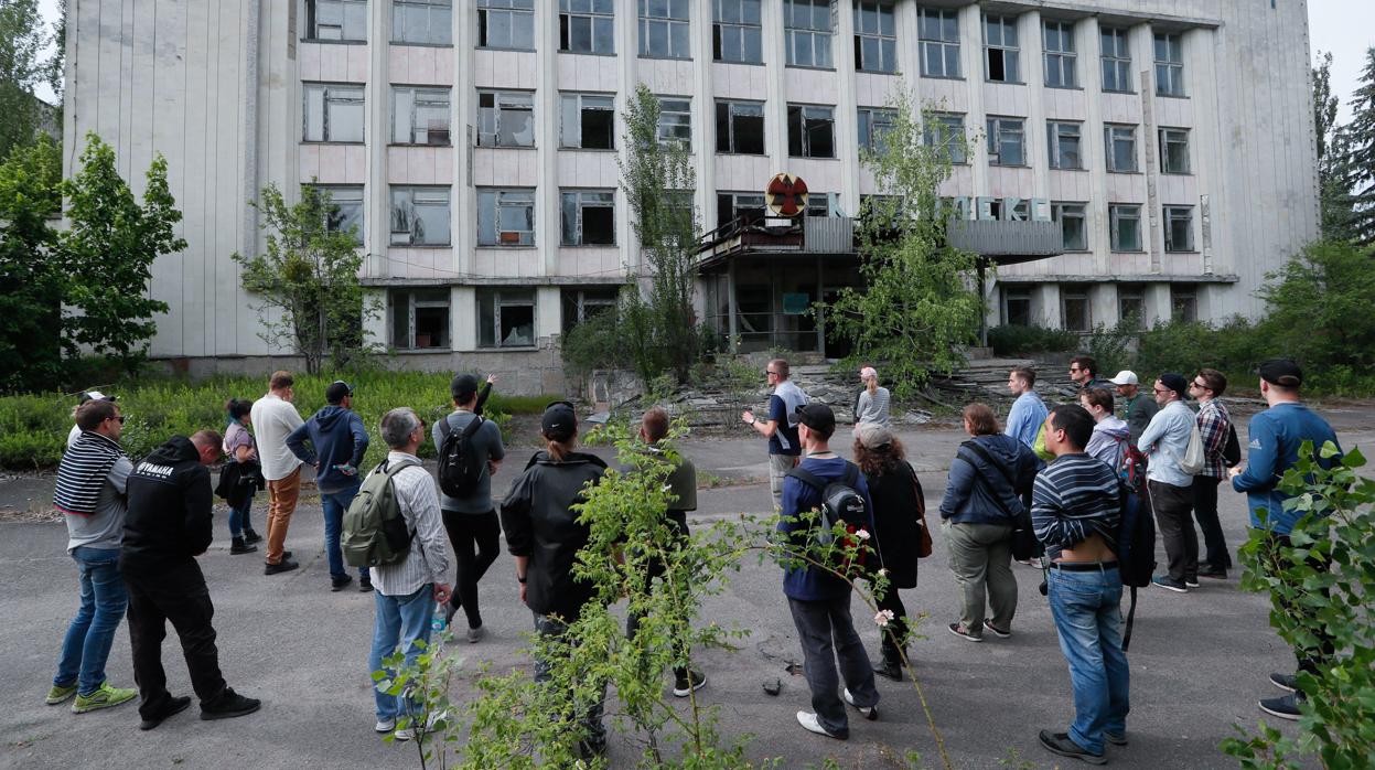 Varias personas realiza una visita guiada a la ciudad abandonada de Pryryat, cercana a Chernobyl