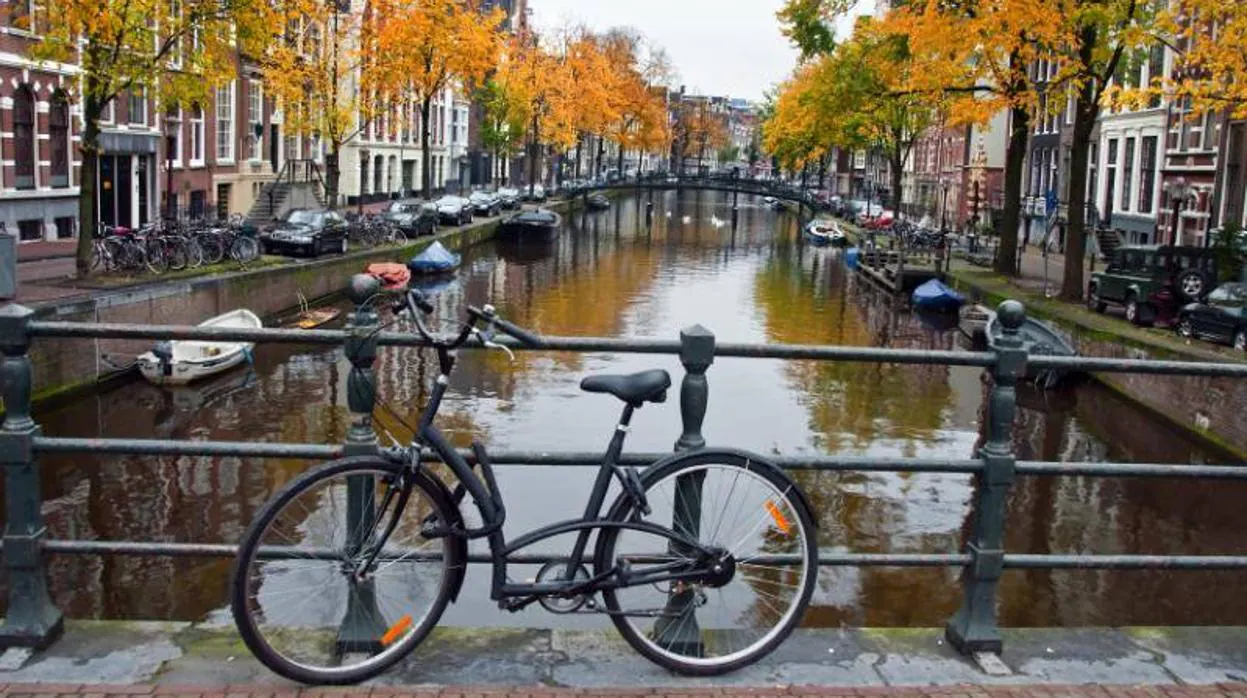 Imagen de uno de los característicos canales de Ámsterdam
