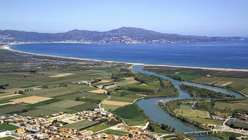 La Playa de Sant Pere está dividida en Platja del Riuet, Cortal de la Devesa, Cortal de la Vila, Cal Cristià, Can Sopa, Can Nera, Can Martinet y La Gola