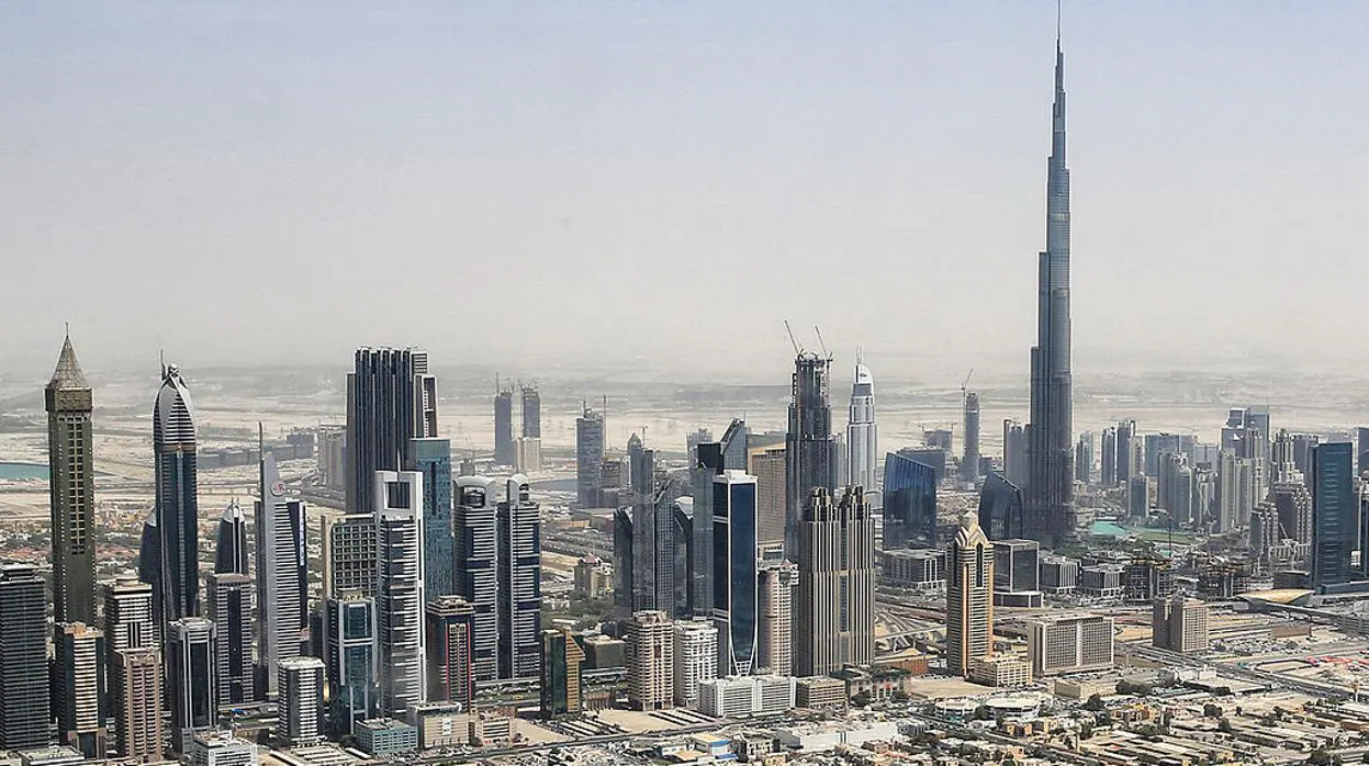 Silueta de Dubái dominada por el Burj Khalifa