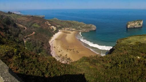La playa de Ballota situada en Llanes (Asturias)