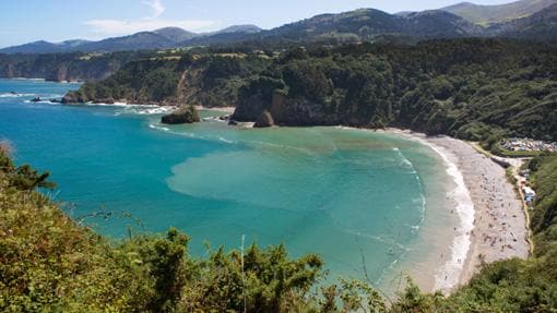 La playa de Cadavedo situada en el concejo de Valdés (Asturias)
