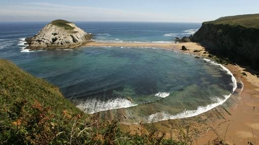 Playa de Covachos situada en Santa Cruz de Bezana (Cantabria)
