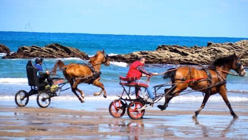 Carrera de caballos en la playa de Itzurun