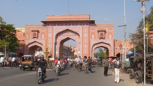 Vista de la Puerta Sanganeri desde el Bazar de Bapu