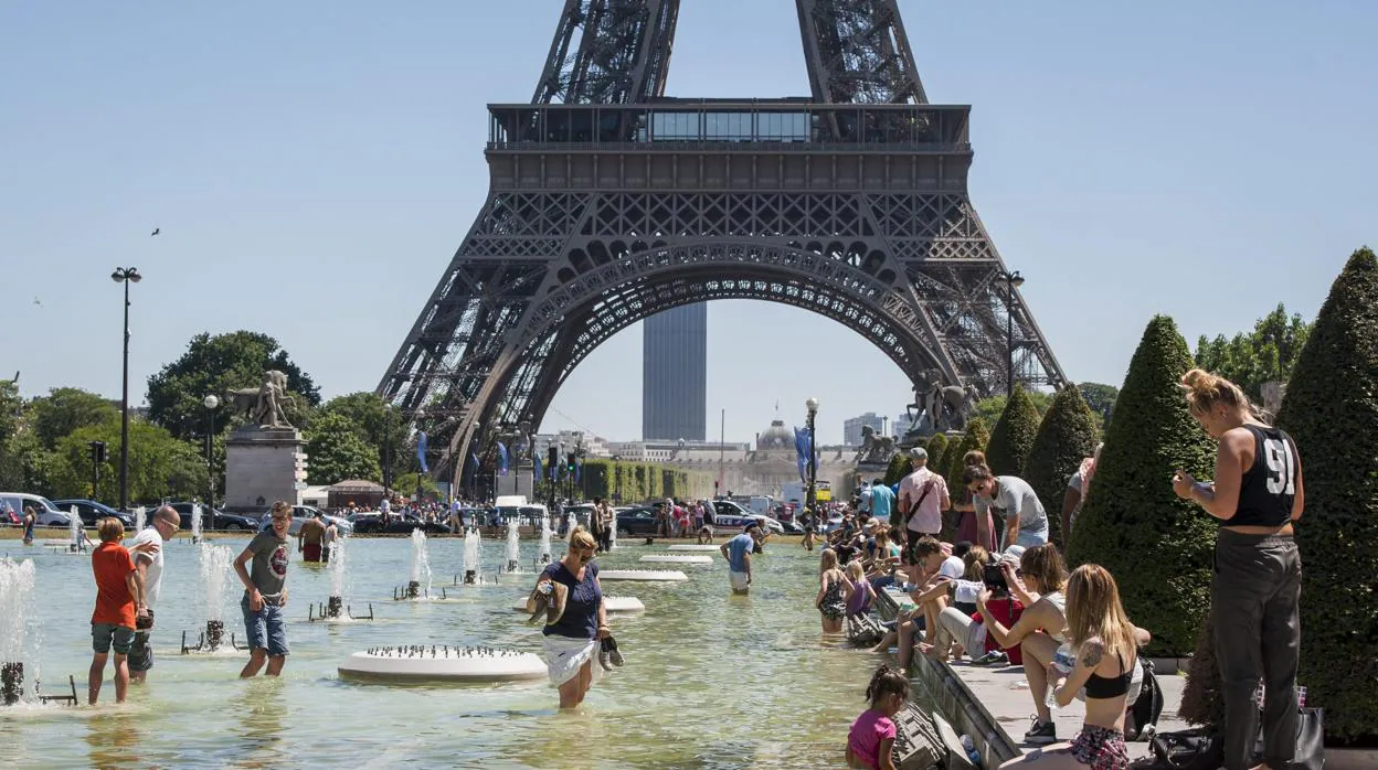 En siete de los diez países estudiados el icónico monumento parisino ocupa el primer lugar