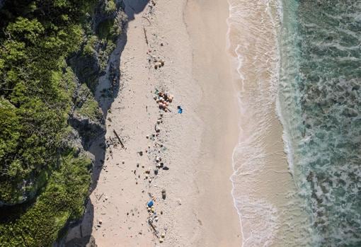 La basura plástica flotante ha inundado la remota isla del Pacífico, considerada años atrás como una joya ambiental