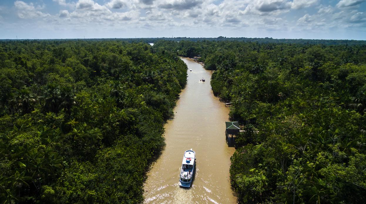 Un barco recorre el Amazonas cerca de Belém do Pará (Brasil), el lugar al que ha vuelto recientemente Javier Moro