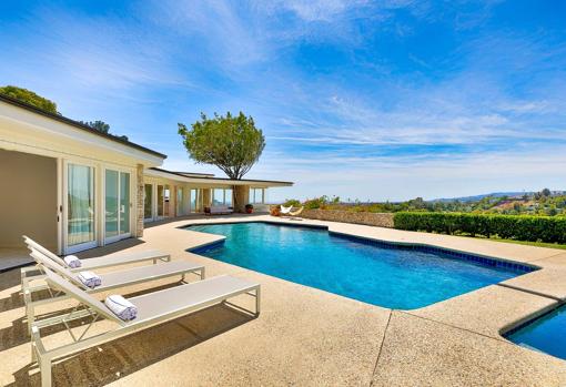 La piscina de la casa situada en Beverly Hills